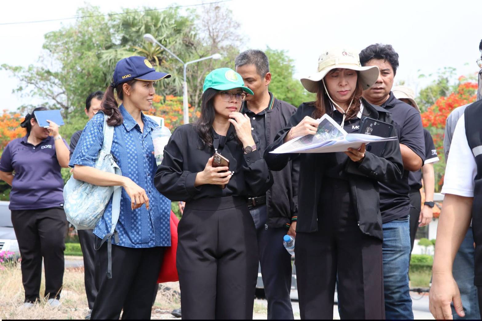 title - สำนักแผนงานและโครงการพิเศษ กระทรวงเกษตรและสหกรณ์ ร่วมกับผู้แทนหน่วยงานภายในสังกัดกระทรวงเกษตรและสหกรณ์, ผู้อำนวยการศูนย์ส่งเสริมและพัฒนาอาชีพเสริมนอกภาคการเกษตร เข้าร่วมประชุมหารือและลงพื้นที่แปลงนาภายในศูนย์ส่งเสริมและพัฒนาอาชีพเสริมนอกภาคการเกษตร เพื่อเตรียมความพร้อมในการจัดกิจกรรมจิตอาสา กระทรวงเกษตรและสหกรณ์ 